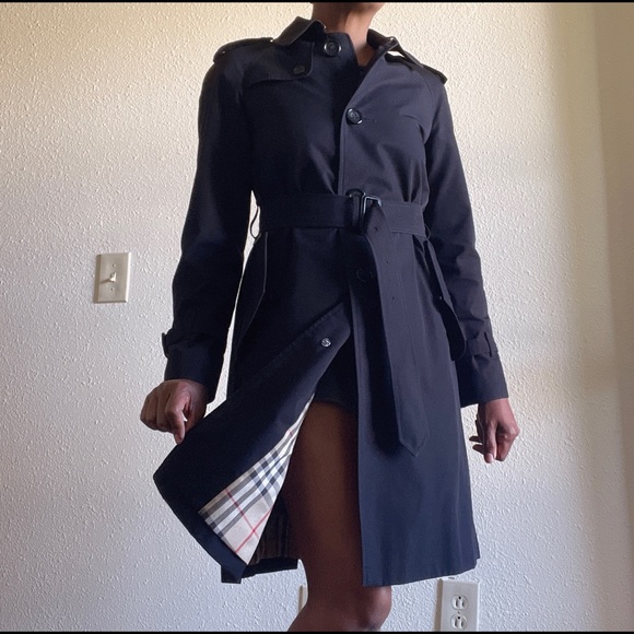 Burberry classic single breasted trench coat